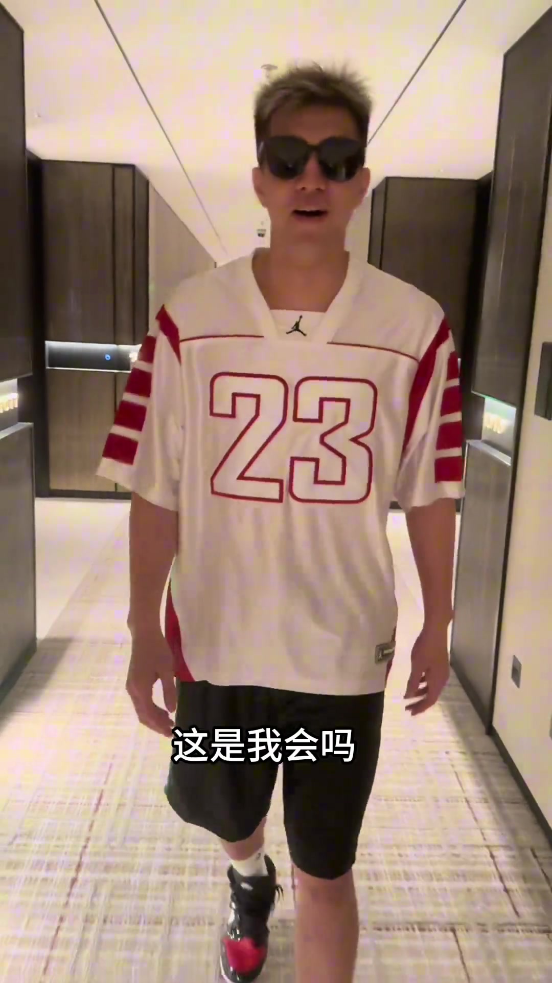 app下载-手球进球了！郭艾伦晒视频踢足球：丢人了！