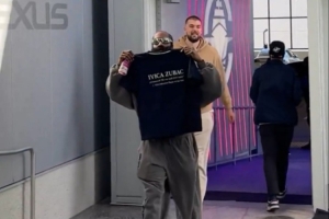 kaiyun 官网-力挺祖尼尔!快船球员都穿着印着“祖巴茨DPOY”的T恤现身球馆