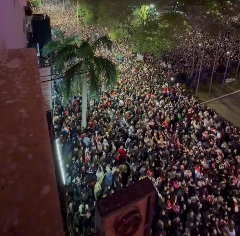 网页版登录入口-时隔十六年再度晋级世界杯，巴拉圭街头夜晚万人空巷进行庆祝