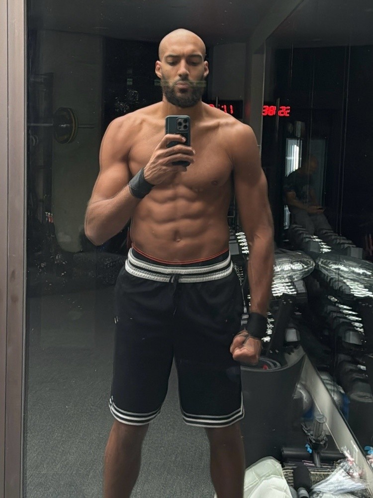 体育视频直播-很皮！戈贝尔晒光头造型 前队友唐斯用法语打趣：兄弟你真秃啦？