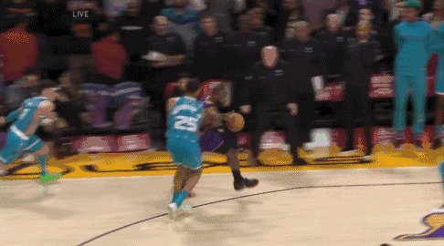 app下载-不穿鞋极限传球功亏一篑 詹姆斯久坐在地黯然神伤