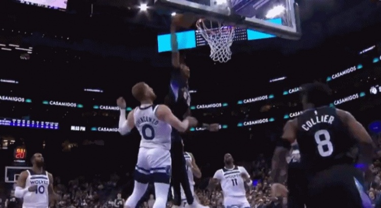 app下载-鹰击长空！贝利生掏麦丹 反击行进间送滑翔战斧重扣炸翻全场