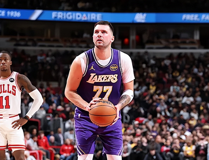 体育视频直播-湖人入正轨！东契奇合理出手盘活全队，各配角攻守齐爆侵略性拉满|马库斯-斯玛特|八村塁|卢卡-东契奇|洛杉矶湖人队|杰克·拉拉维亚_新浪体育_新浪新闻