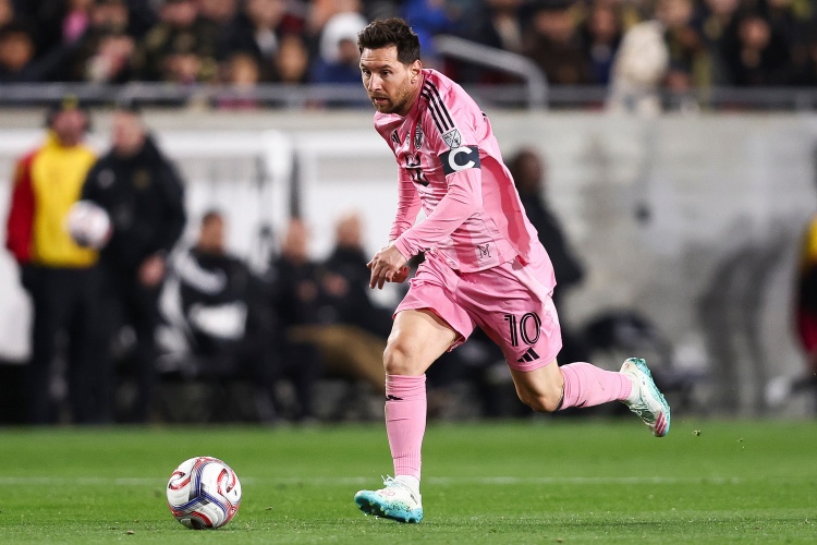 网页版登录入口-足坛历史射手榜：C罗965球居首，梅西899球第2，贝利第3独狼第4