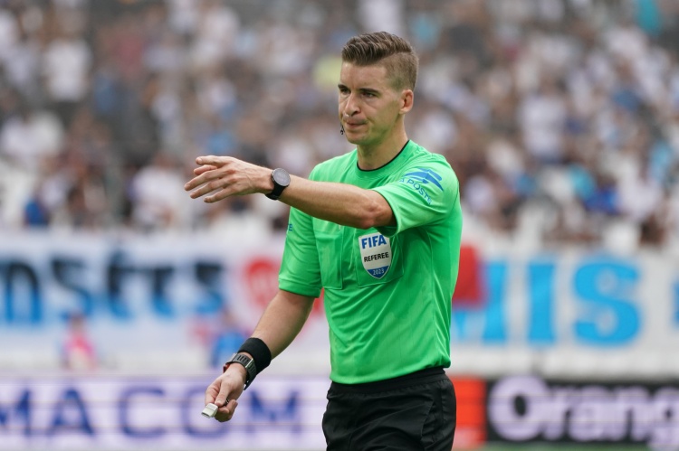 网页版登录入口-巴萨VS纽卡欧冠1/8决赛裁判：法国裁判组领衔，主裁判弗朗索瓦