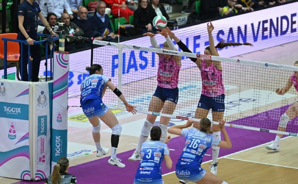 app下载-让二追三！科内利亚诺半决赛占先机，朱婷一锤定音+21分荣膺MVP